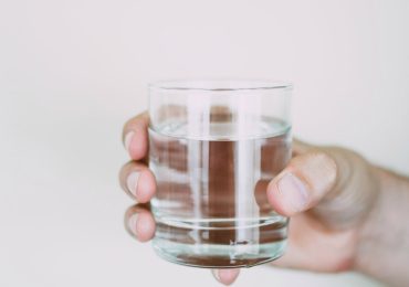 Gli servono soda caustica al posto dell'<b>acqua</b> al bar: uomo finisce in terapia intensiva