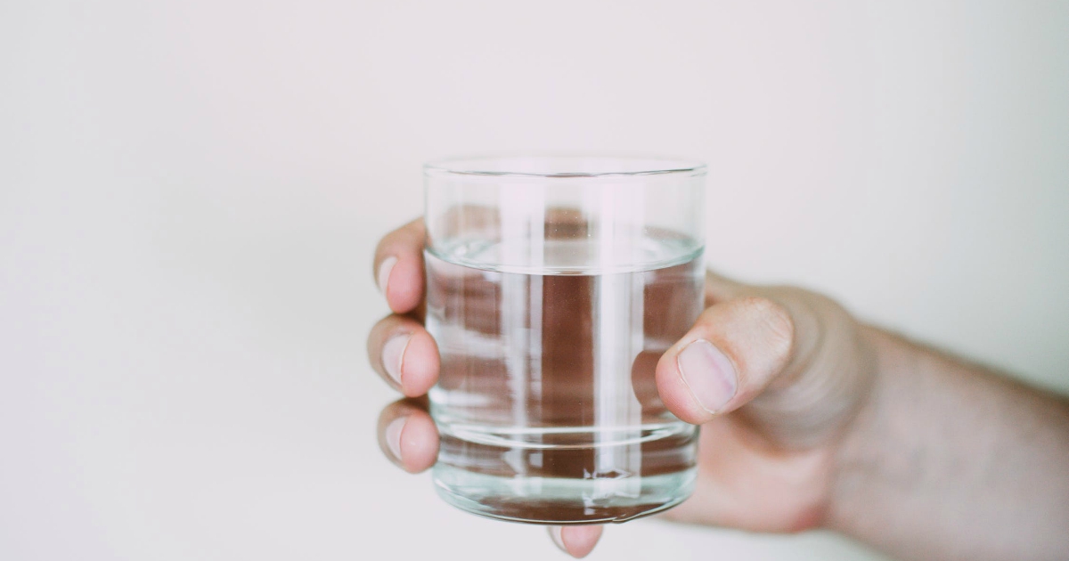 Gli servono soda caustica al posto dell'<b>acqua</b> al bar: uomo finisce in terapia intensiva