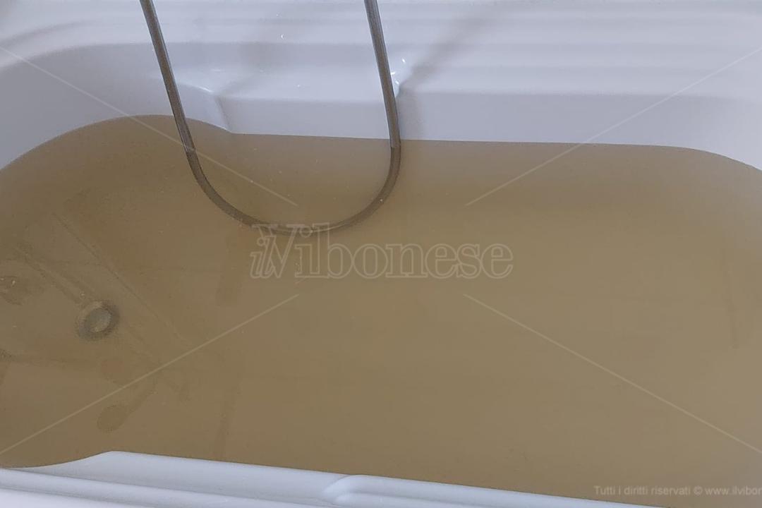 Vibo, ancora <b>acqua</b> sporca dai rubinetti: residenti del centro storico sempre più esasperati