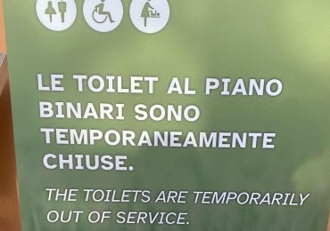 Bari, i bagni della stazione sono chiusi per restyling: “Andate in quelli della pizzeria”