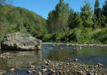 La splendida valle e le <b>acque</b> purissime nel cuore verde di Como: ecco l'alleanza che ...