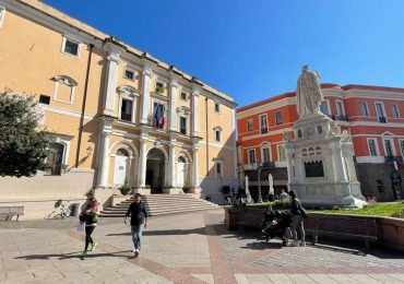 più della metà dell'<b>acqua</b> nella condotta di Oristano viene persa. Ma produciamo tanta energia solare
