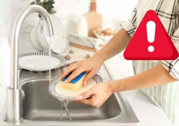 Non lavateli mai con l'<b>acqua</b>, lo chef lancia l'allarme: quei piatti vanno solo buttati