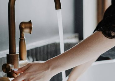 "L'<b>acqua</b> del rubinetto non è potabile, smettete subito di berla": il comune ha lanciato l'allarme