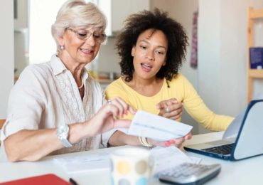 <b>Risparmiare</b> sulle bollette di luce e gas è possibile. 5 dritte per fare davvero economia