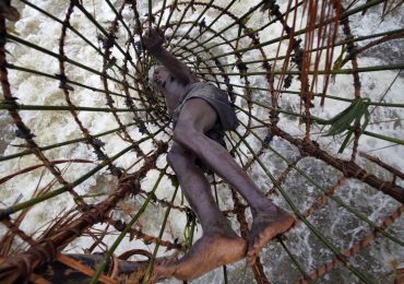 Fiume Congo, un pescatore si cala nell'<b>acqua</b> - Rivista Africa