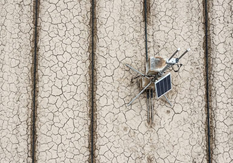 Dinamiche di pressione e governance digitale dei corpi idrici superficiali: verso un modello operativo "Water-Resilient"